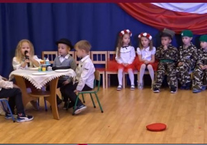 02 Dzieci siedzą przy stoliku
